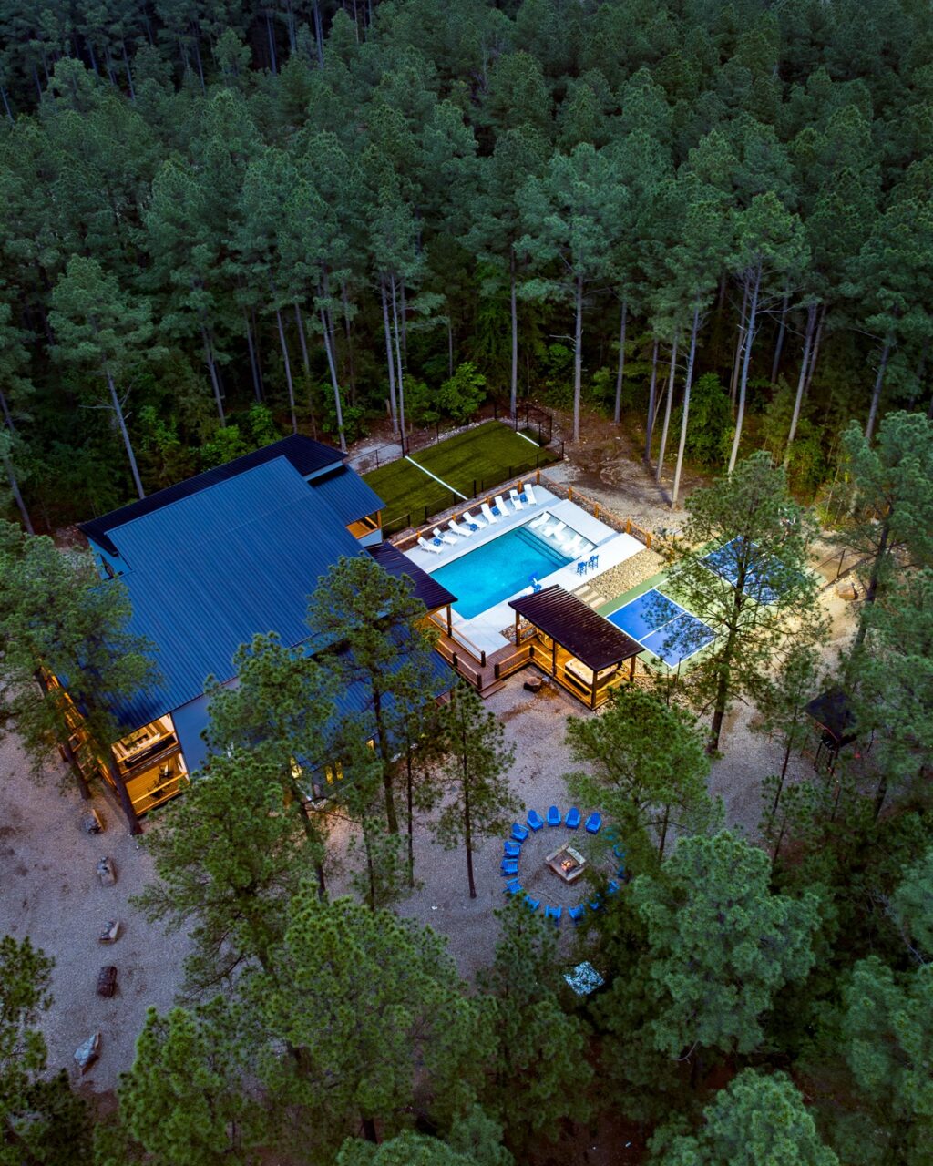 🌙 Twilight Tuesday. Seven bedroom resort getaway. This one kicked my tail.
::::::
#twilighttuesday
#realestatephotography
#brokenbowoklahoma