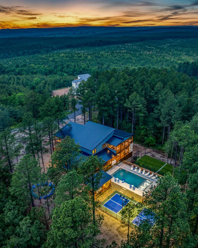 🌙 Twilight Tuesday. Seven bedroom resort getaway. This one kicked my tail.
::::::
#twilighttuesday
#realestatephotography
#brokenbowoklahoma