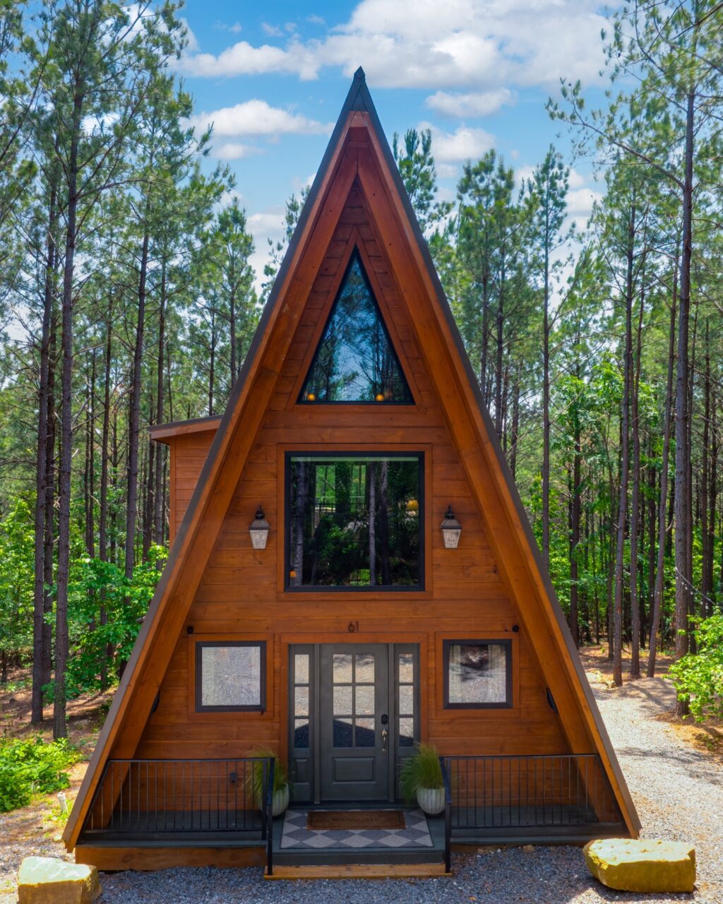 Another Broken Bow cabin in the books. Amazing interior design on this one.

:::

#airbnbexperience #airbnbhomes #realestatephotography #realestatephotographer #airbnbvibes
