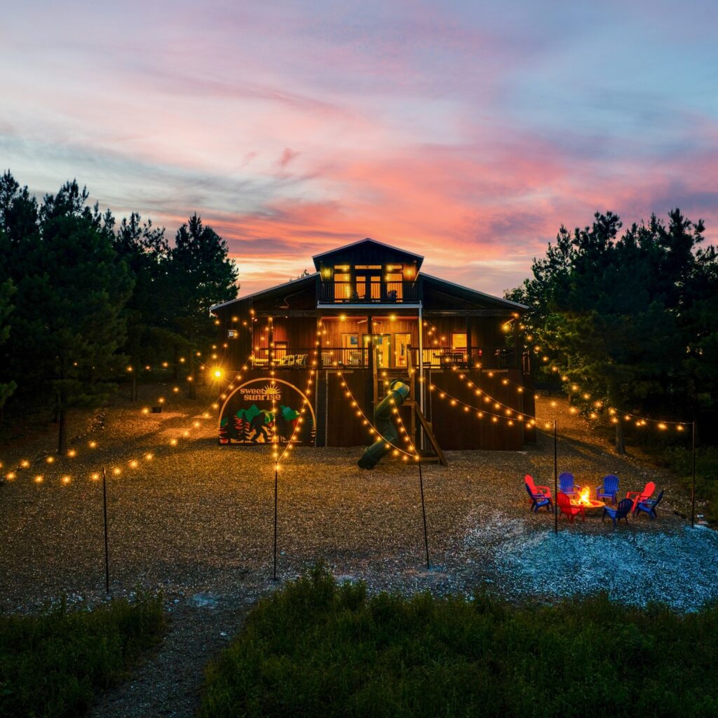 Sweet Sunrise
:::
#airbnbexperience #airbnbhomes #realestatephotography #realestatephotographer #AirbnbVibes #Brokenbowphotographer #brokenbowphotography