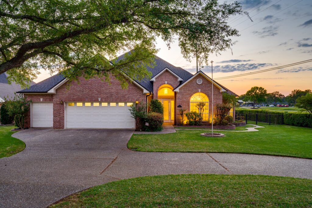 Hello, beautiful. A gorgeous home at the most perfect golden hour 🌅
:::

 #etxrealestate #realestatephotography #realestatephotographer #noai