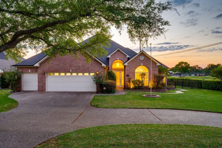 Hello, beautiful. A gorgeous home at the most perfect golden hour 🌅
:::

 #etxrealestate #realestatephotography #realestatephotographer #noai