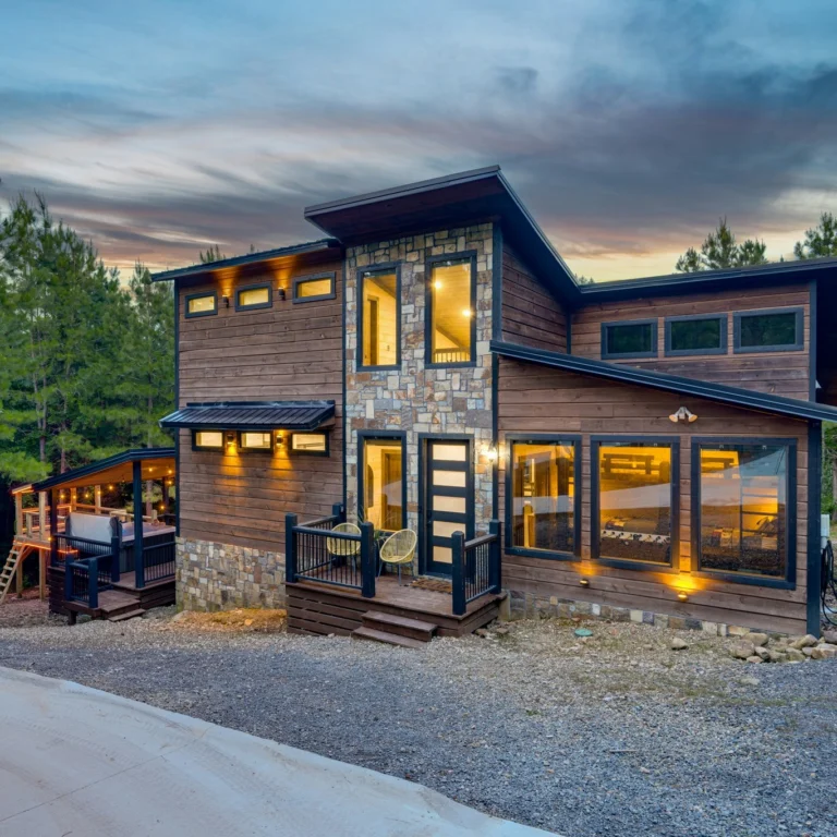 Twilight Tuesday 🌙 at Counting 
Stars Cabin @countingstarscabinbb 
:::
#airbnbexperience #airbnbhomes #realestatephotography #realestatephotographer #AirbnbVibes #Brokenbowphotographer #brokenbowphotography #twilightphotography