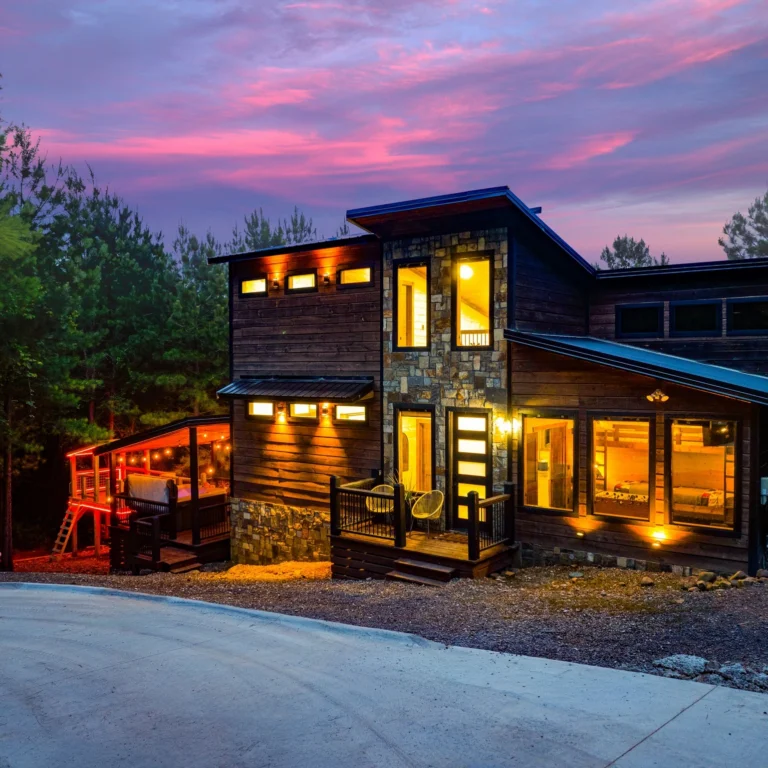 Twilight Tuesday 🌙 at Counting 
Stars Cabin @countingstarscabinbb 
:::
#airbnbexperience #airbnbhomes #realestatephotography #realestatephotographer #AirbnbVibes #Brokenbowphotographer #brokenbowphotography #twilightphotography