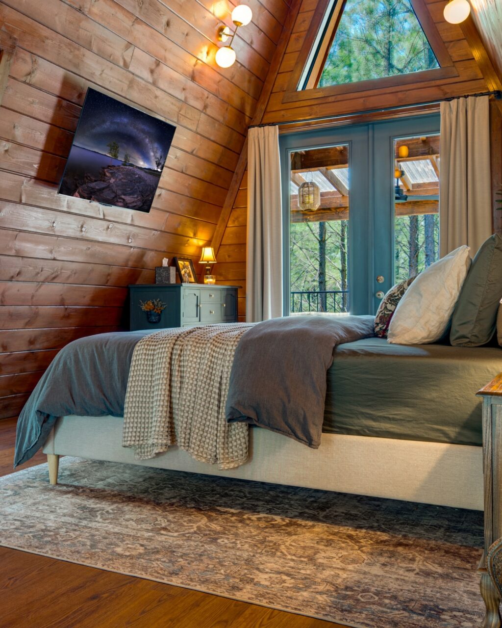 Another Broken Bow cabin in the books. Amazing interior design on this one.

:::

#airbnbexperience #airbnbhomes #realestatephotography #realestatephotographer #airbnbvibes