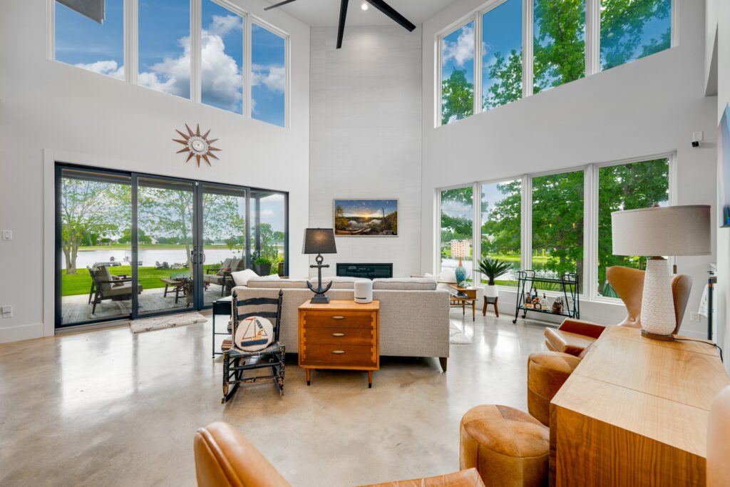 Clear blue skies—God's natural lighting 🌞😎

:::
#etxrealestate  #realestatephotography #realestatephotographer #noai