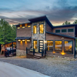 Twilight Tuesday 🌙 at Counting 
Stars Cabin @countingstarscabinbb 
:::
#airbnbexperience #airbnbhomes #realestatephotography #realestatephotographer #AirbnbVibes #Brokenbowphotographer #brokenbowphotography #twilightphotography