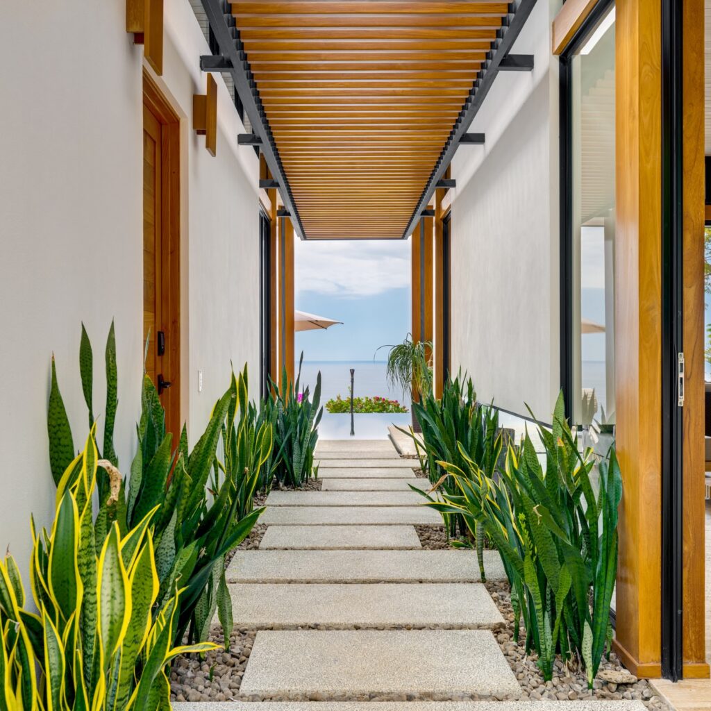 What an amazing property🌴 We didn’t want to leave! Thanks so much to @landc_luxury_cr for trusting us with capturing this gem. If you’re headed to Costa Rica you have to check this place out.

:::::: 
#realestatephotography #dreamhomes #airbnbexperience #realestatephotographer #costarica🇨🇷